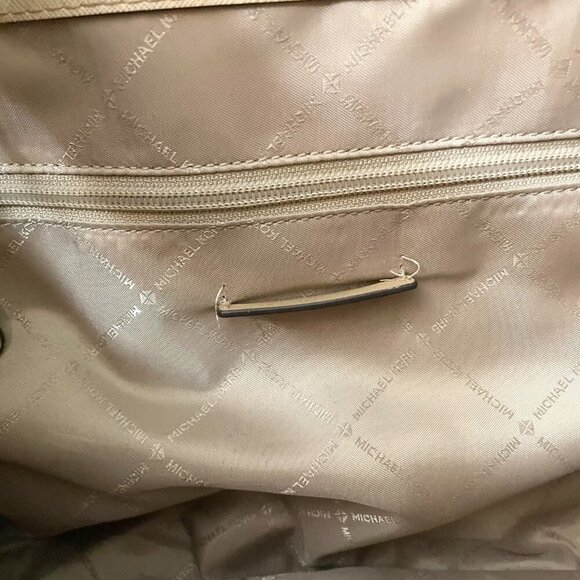 Michael Kors Walsh Purse Flaws - Picture 11 of 16